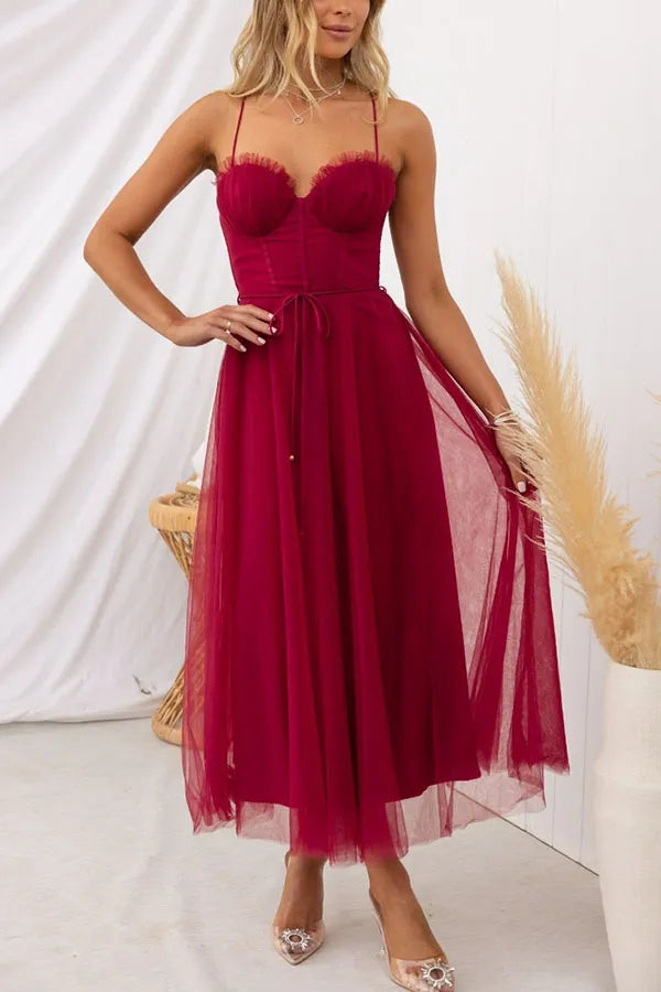 Elegancka sukienka midi na uroczystości z gorsetem i tiulem