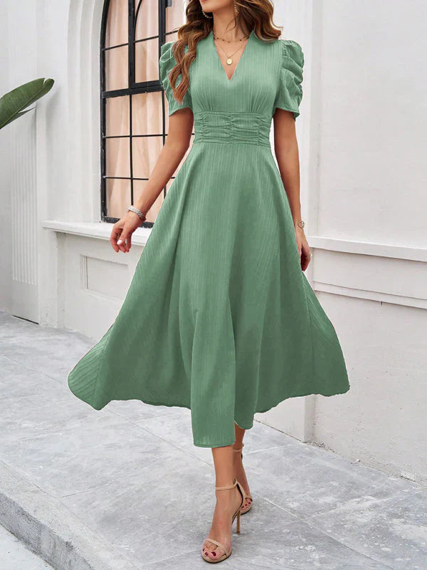 Boczny widok sukienki midi damskiej z bufiastymi rękawami i dekoltem V