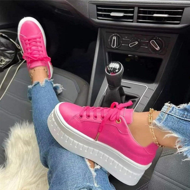 Buty sportowe damskie z platformą w zbliżeniu, detale sznurowania i gładkie wykończenie cholewki