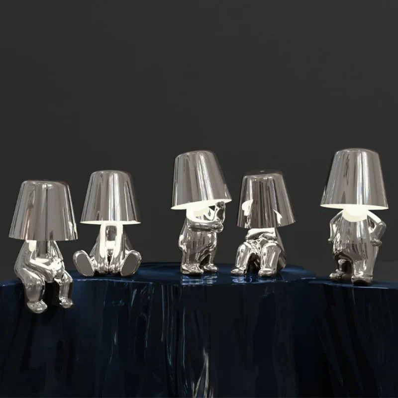 Designerska lampa nocna z połyskującym metalicznym wykończeniem i kloszem LED