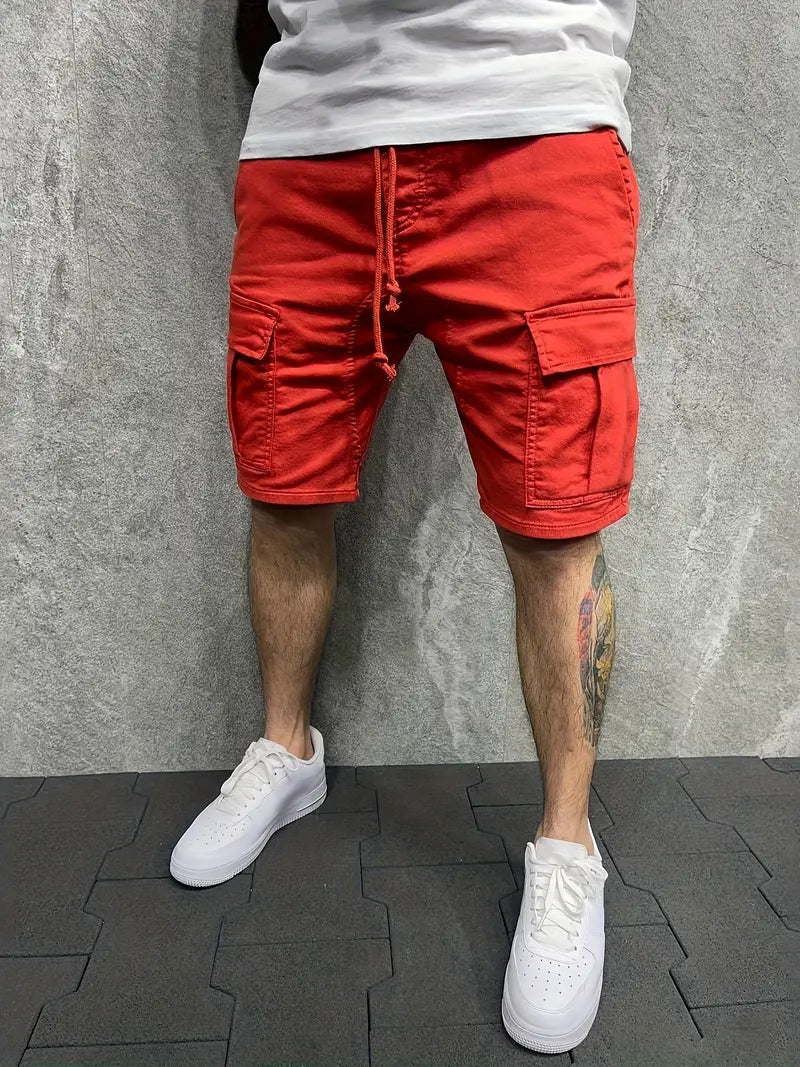Spodenki męskie cargo w granatowym kolorze prezentowane z białym t-shirtem i sneakersami