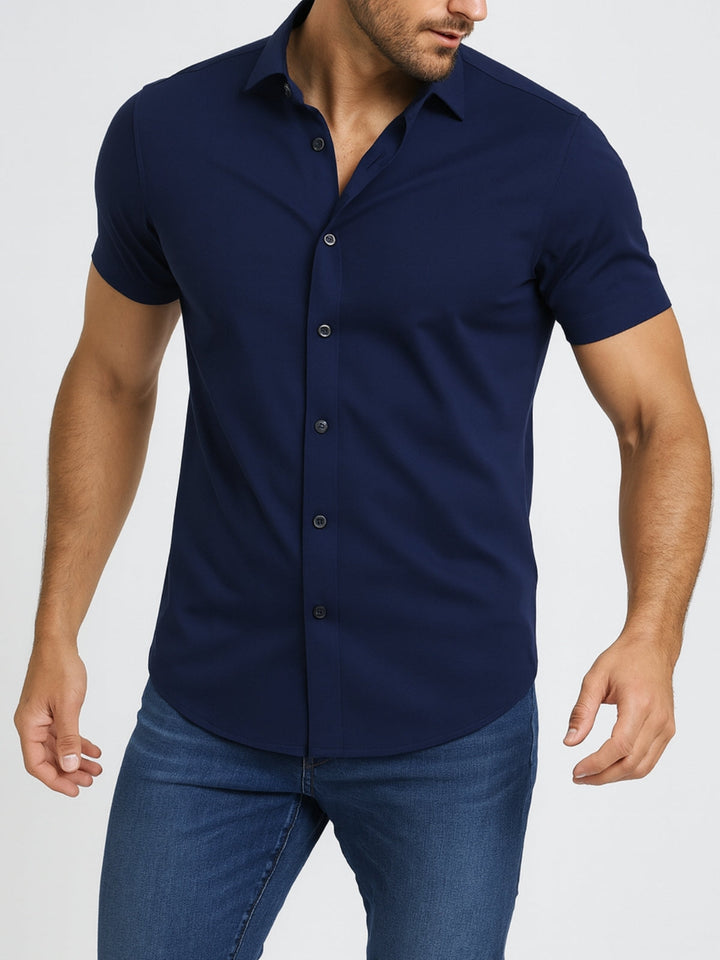 Koszula Męska Z Krótkim Rękawem w kolorze granatowym z klasycznym kołnierzykiem i dopasowanym krojem slim fit na modelu