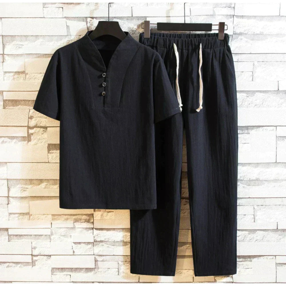 Widok z przodu męskiego zestawu Henley z luźnymi spodniami, minimalistyczny design i swobodny krój na cieplejsze dni