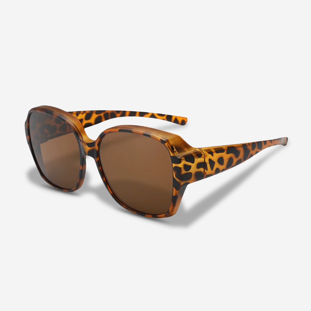 Okulary przeciwsłoneczne męskie w stylu oversized prezentowane z przodu na jasnym tle