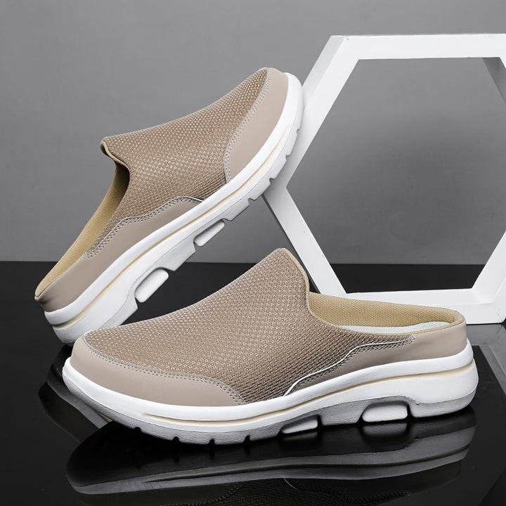Klapki męskie slip-on w kolorze czarnym z rowkowaną antypoślizgową podeszwą