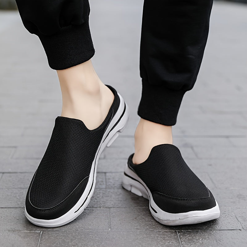 Widok z góry na czarne klapki męskie slip-on z tekstylnym wykończeniem
