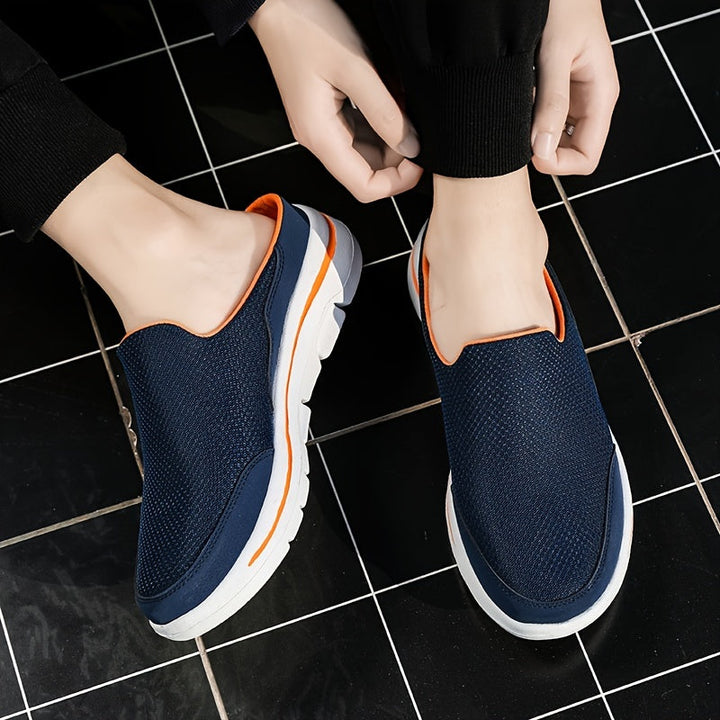 Tylny widok klapek męskich slip-on pokazujący otwarty fason bez pięty