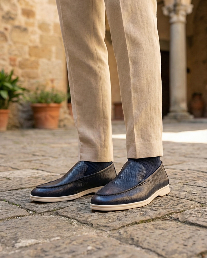 Para granatowych mokasyn męskich slip on na jasnym tle pokazująca minimalistyczny krój