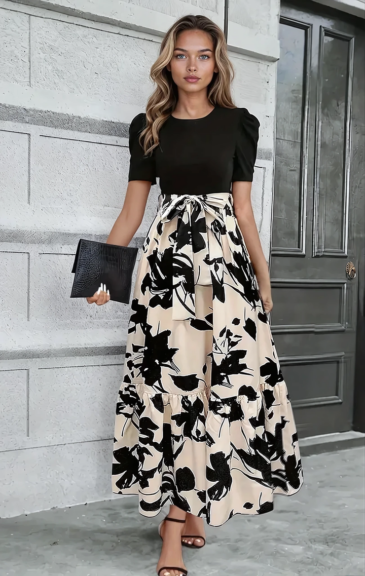 Elegancka sukienka maxi z czarną górą i kwiatową spódnicą z wiązanym paskiem w talii