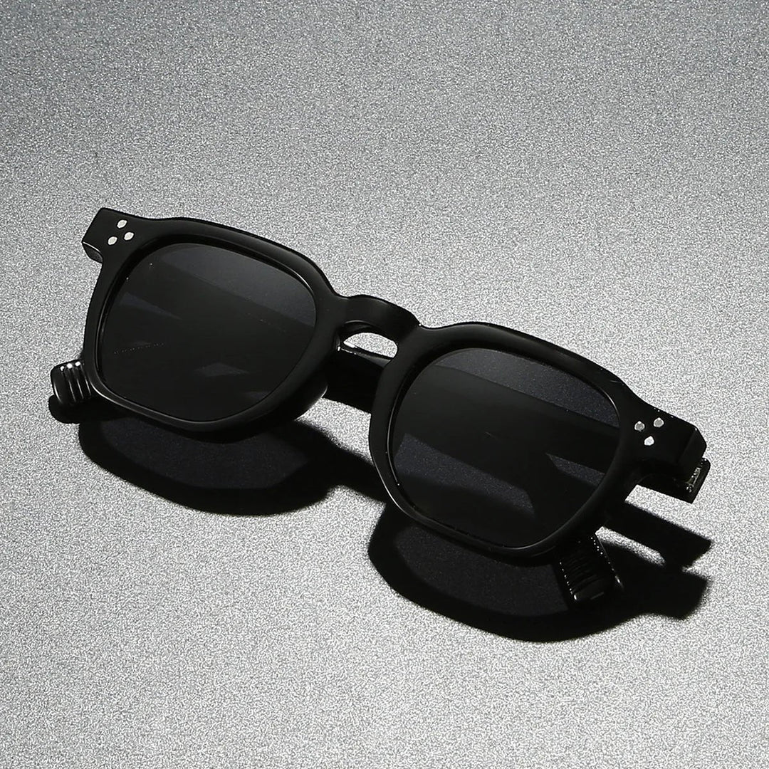 Retro okulary przeciwsłoneczne z ciemnymi szkłami i lekką ramą w stylu vintage