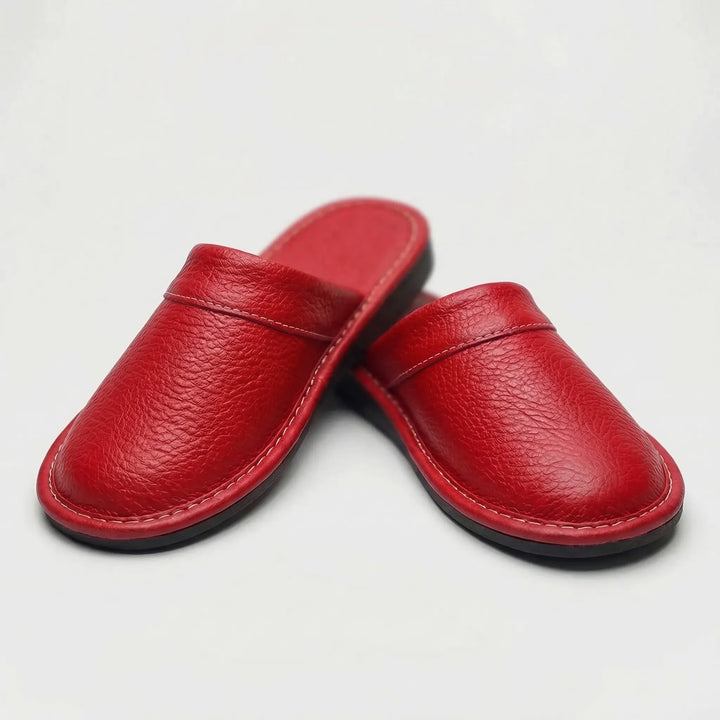 Para brązowych kapci męskich domowych wsuwanych z miękką podszewką i eleganckim wykończeniem w jasnym wnętrzu
