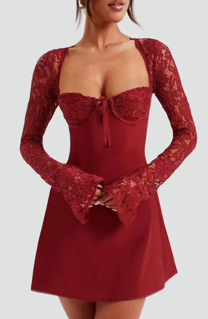 Dopasowana biała sukienka mini z efektownym dekoltem typu bustier i koronką