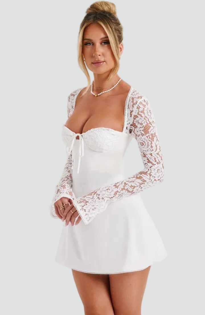 Elegancka biała sukienka mini z kwiatowym wzorem koronki na długich rękawach