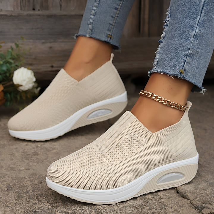 Buty damskie sportowe slip-on w kolorze beżowym z oddychającą siateczką i platformą z amortyzacją