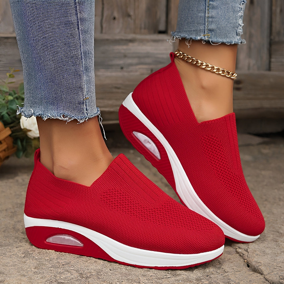 Sportowe obuwie damskie typu slip-on z siateczkową cholewką i białą podeszwą