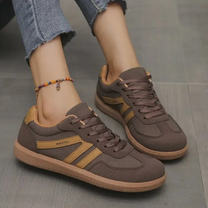 Sneakersy Damskie Niskie z naszywką na pięcie i sznurowaniem, widok z boku na detale konstrukcyjne