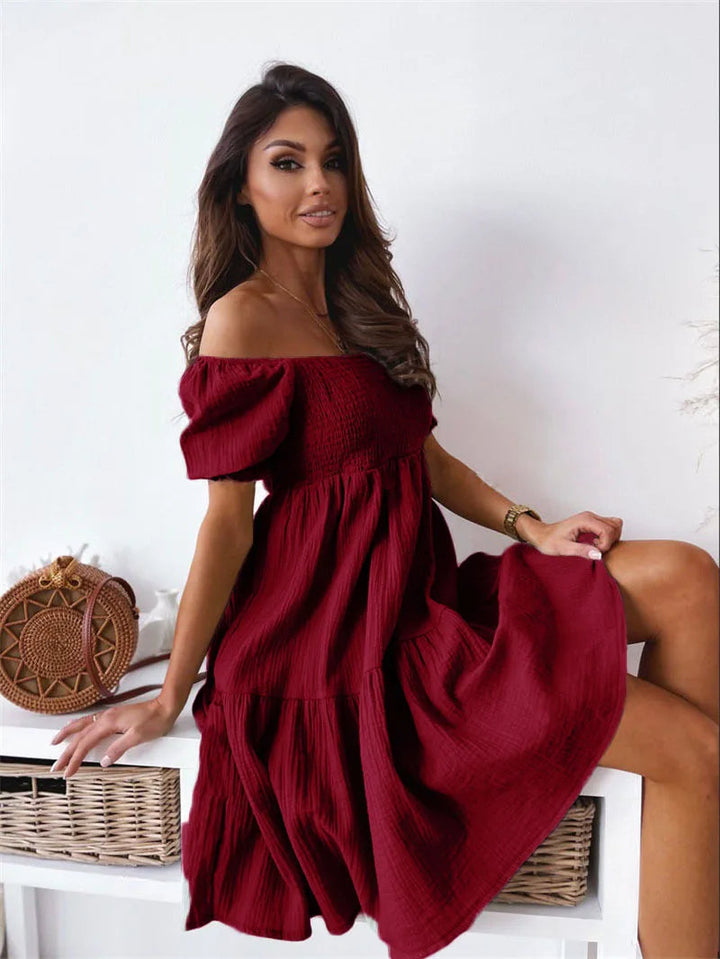 Elegancka sukienka mini carmen beżowa z falbaniastym dołem, widok z boku