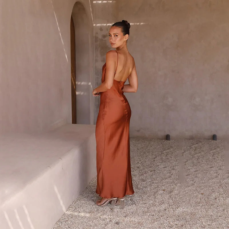 Satynowa maxi sukienka wieczorowa z odkrytymi plecami, elegancki krój