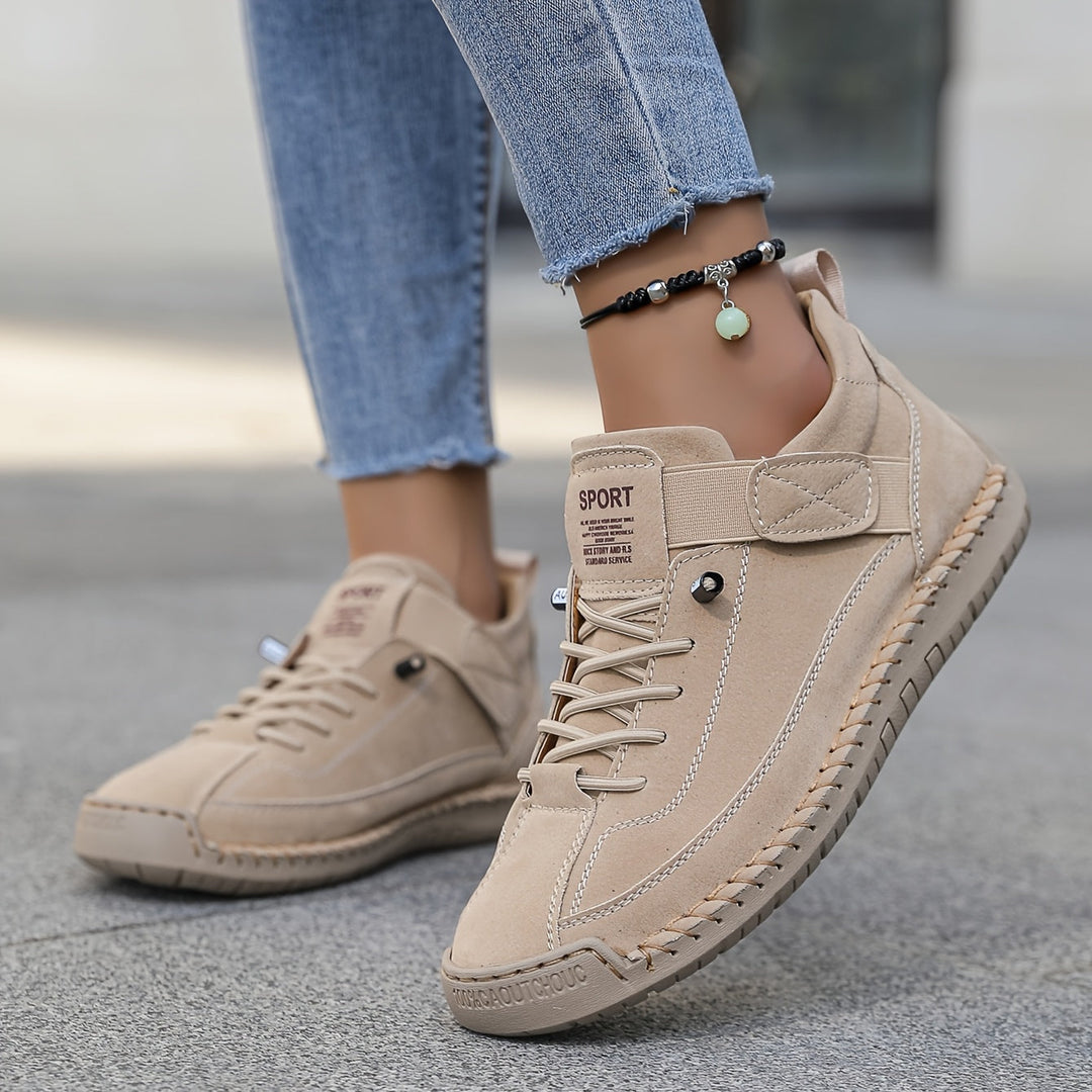 Zbliżenie na Damskie Sneakersy Ortopedyczne Sznurowane pokazujące zamkniętą konstrukcję i sznurowanie z paskiem na cholewce