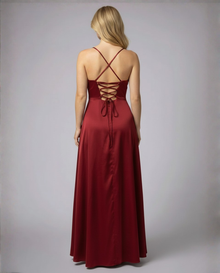 Elegancka Sukienka Maxi z satynowej tkaniny, cienkie ramiączka i dopasowany krój, pełna sylwetka