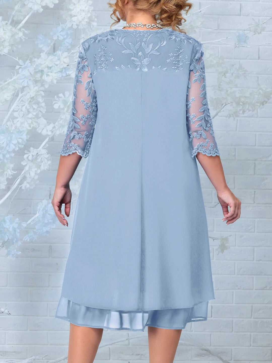Sukienka plus size z dwuwarstwowym dołem i ozdobnymi rękawami z siateczki z haftem