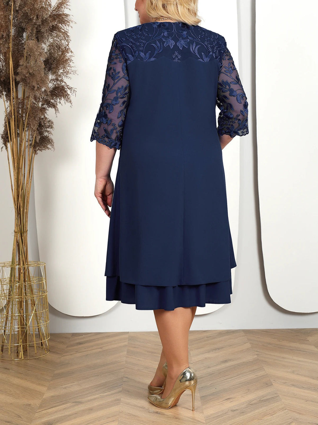Sukienka trapezowa plus size z kwiatowym haftem na rękawach i przy dekolcie