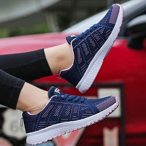 Białe sneakersy damskie oddychające z podeszwy prezentujące bieżnik antypoślizgowy