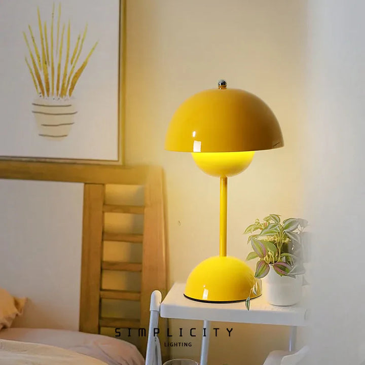 Lampa stołowa z regulowaną jasnością w kolorze czarnym na drewnianym blacie