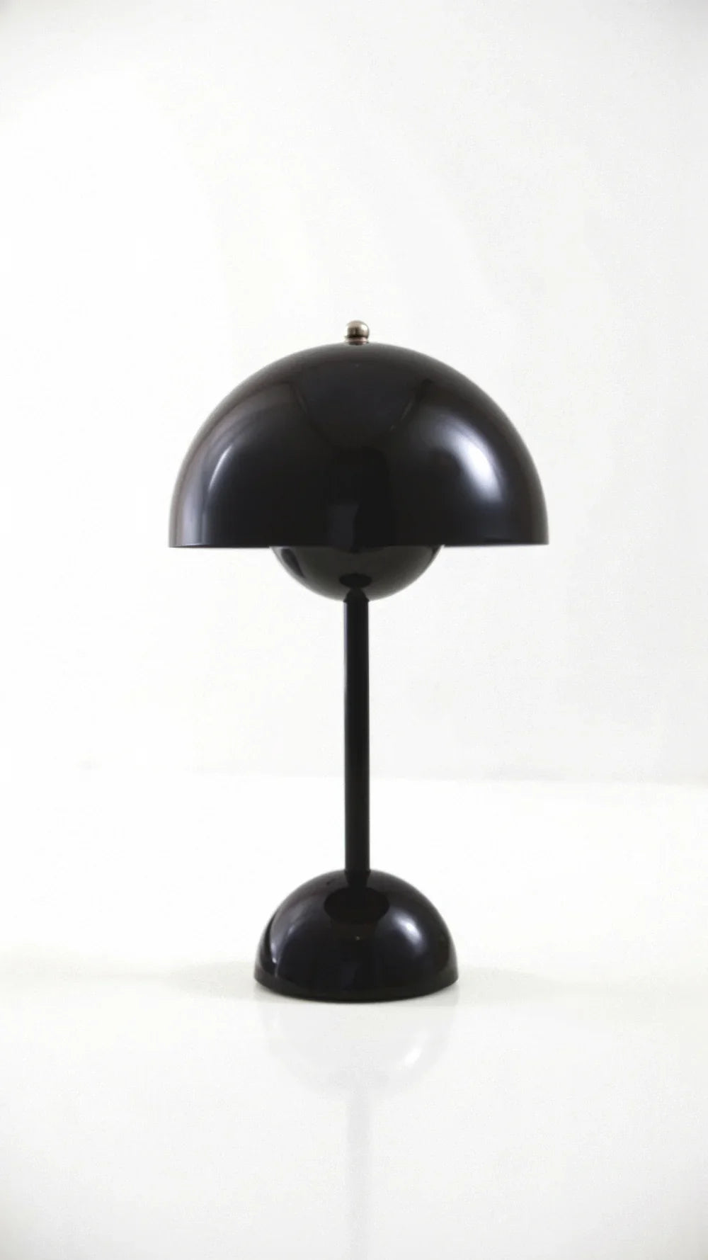 Bezprzewodowa lampa o nowoczesnej formie w kolorze kremowym