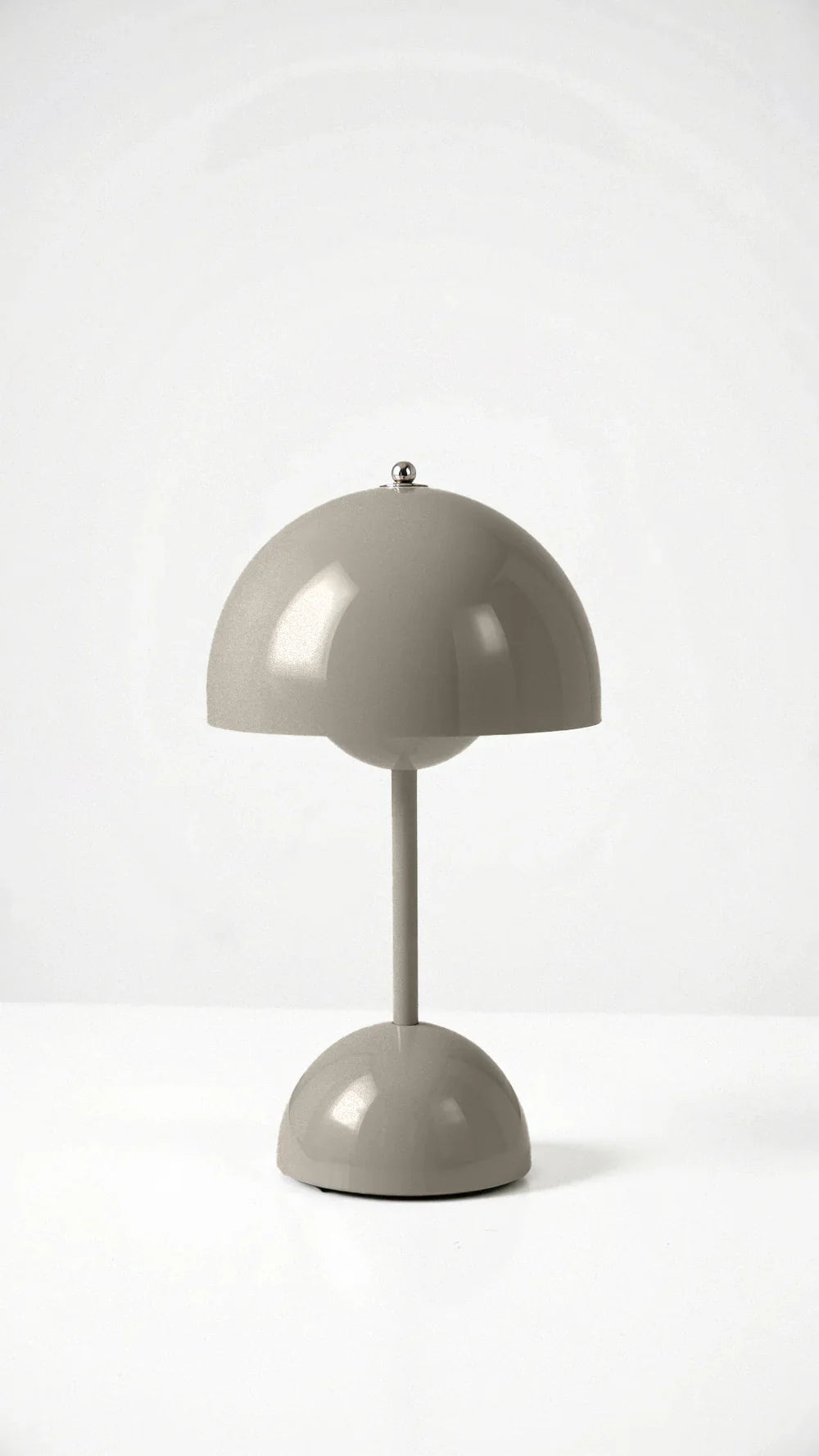Lampa stołowa z ładowaniem USB w kolorze żółtym na jasnym tle