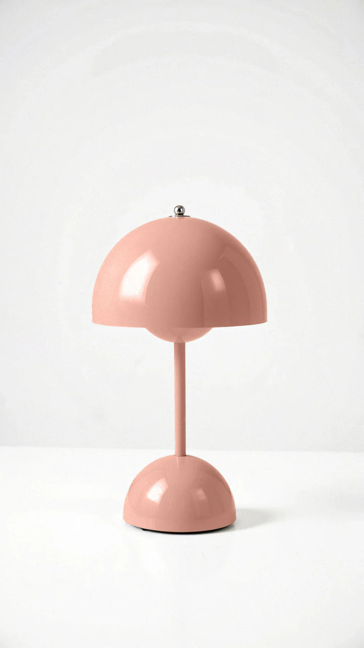 Lampa stołowa o minimalistycznym designie w kolorze szarym z włączonym światłem