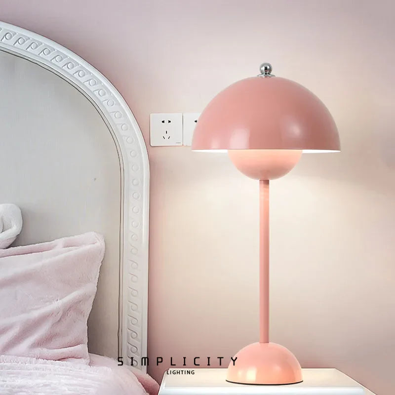 Minimalistyczna lampa stołowa z kulistym kloszem w kolorze różowym