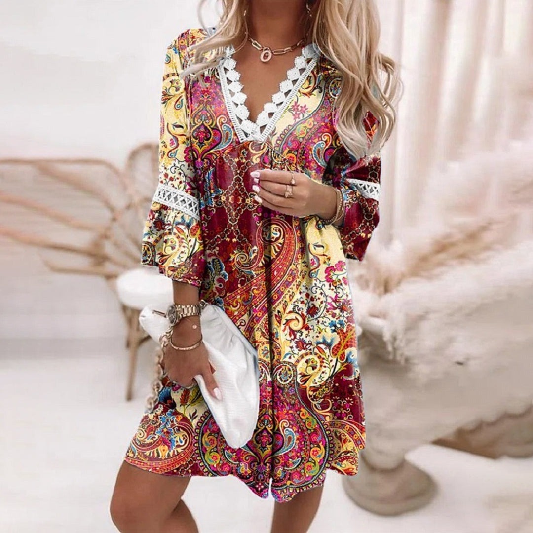 Sukienka boho mini z koronkowym wykończeniem dekoltu i rękawem 3/4 w stylu letnim