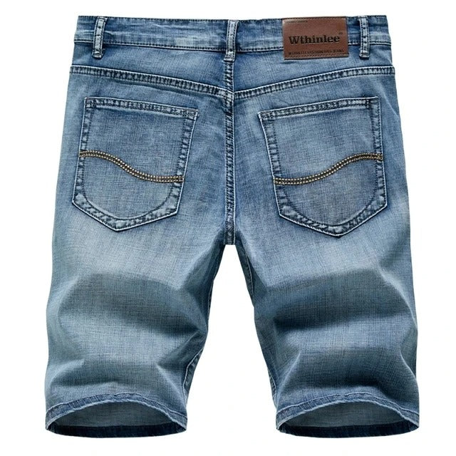 Spodenki jeansowe męskie w klasycznym prostym kroju z kontrastowymi przeszyciami na tylnych kieszeniach i stonowanym praniem denimu