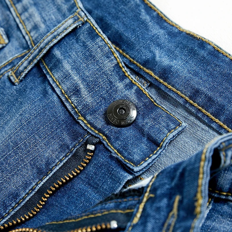 Klasyczny krój męskich spodenek jeansowych, wygodne dopasowanie i trwały materiał denimowy