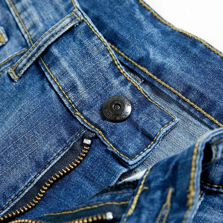 Klasyczny krój męskich spodenek jeansowych, wygodne dopasowanie i trwały materiał denimowy