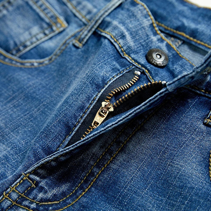 Męskie spodenki jeansowe z przodu, widoczne kieszenie przednie i tradycyjne zapięcie na guzik