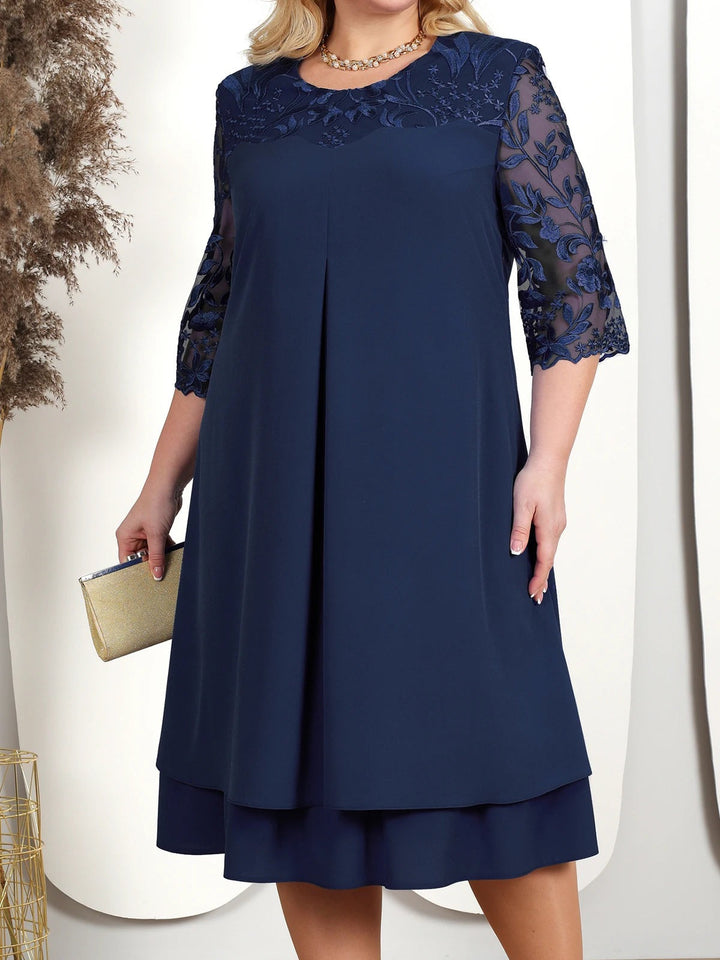 Sukienka Plus Size z Dekoracyjnym Haftem w kolorze granatowym, fason A-line z haftowanymi rękawami i warstwowym dołem midi