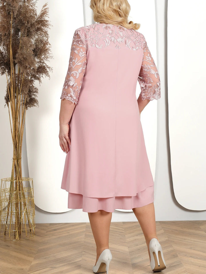 Sukienka plus size z dekoracyjnym haftem, fason A-line, długość midi, widok z boku
