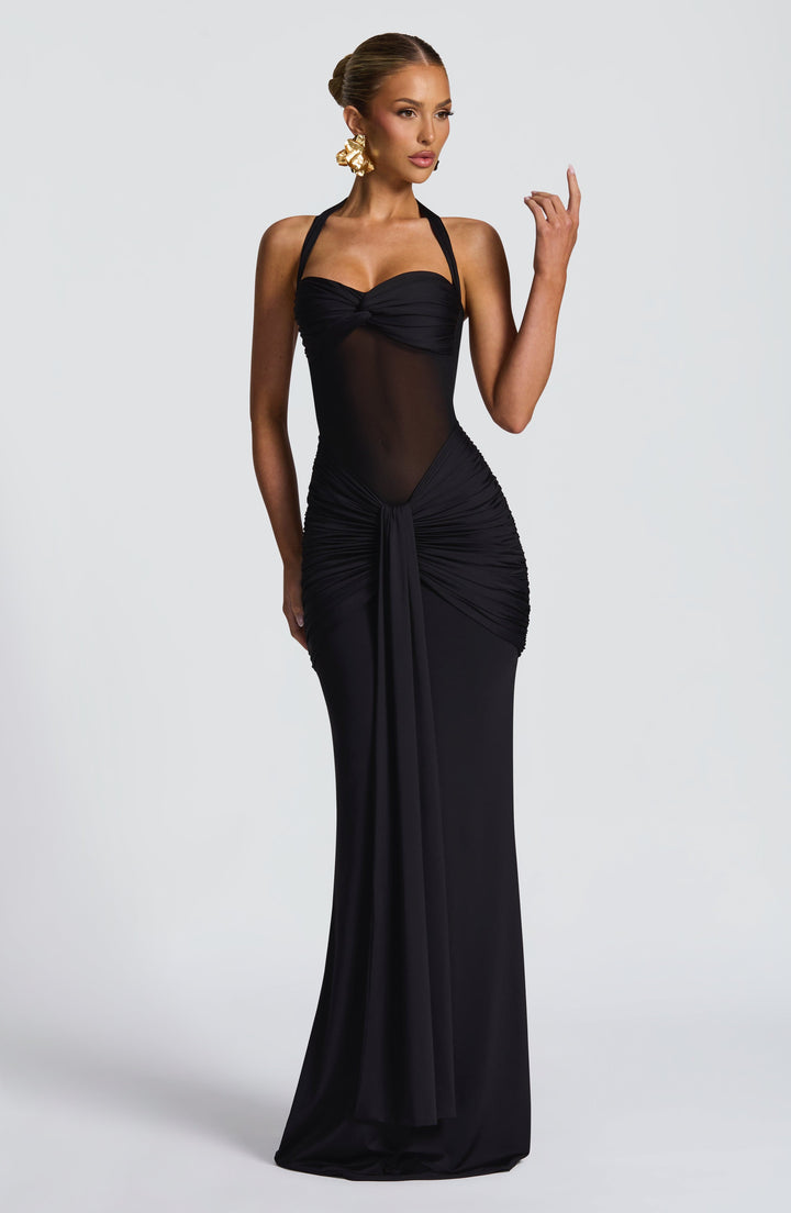 Czarna dopasowana Suknia Maxi z Dekoltem Halter z marszczeniem w talii na eleganckie wieczory