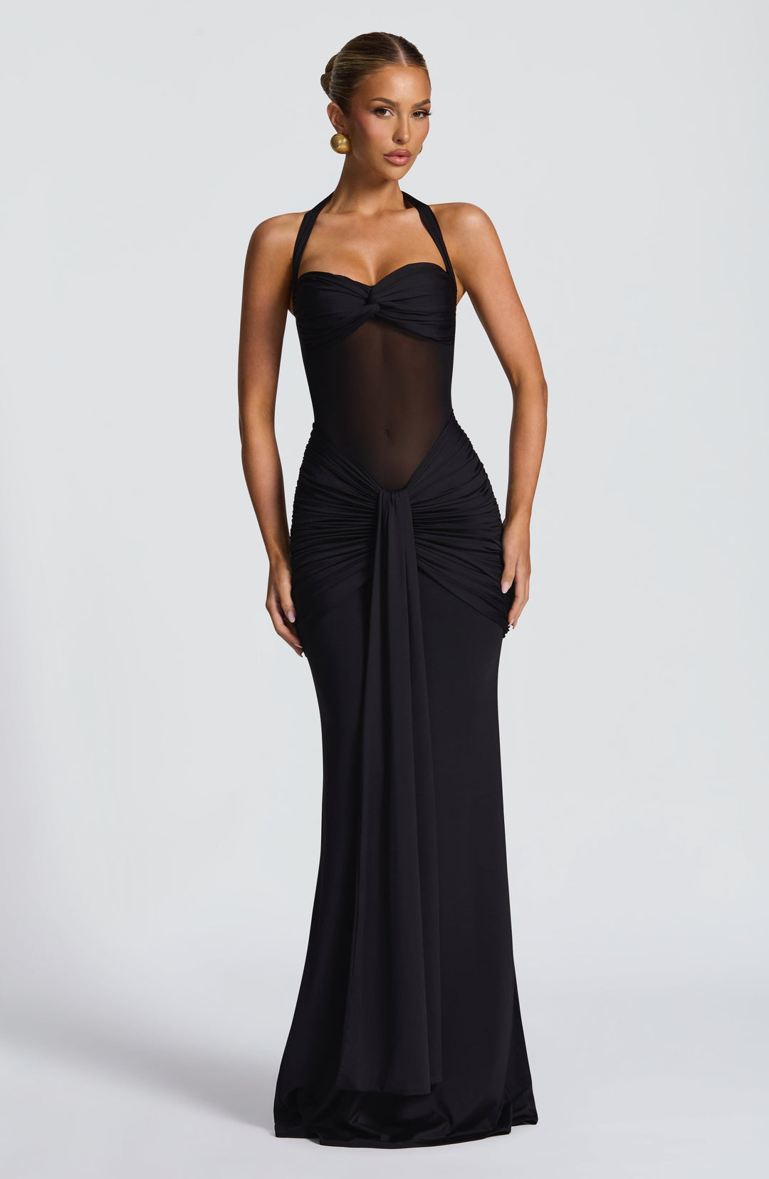 Elegancka suknia wieczorowa maxi z dekoltem halter i modelującym krojem na wesela
