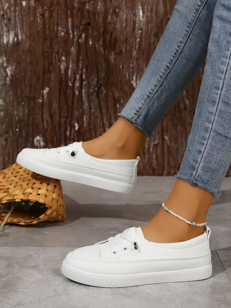 Sneakersy damskie niskie z trzema parami oczek i płaską podeszwą widok z boku na stopie