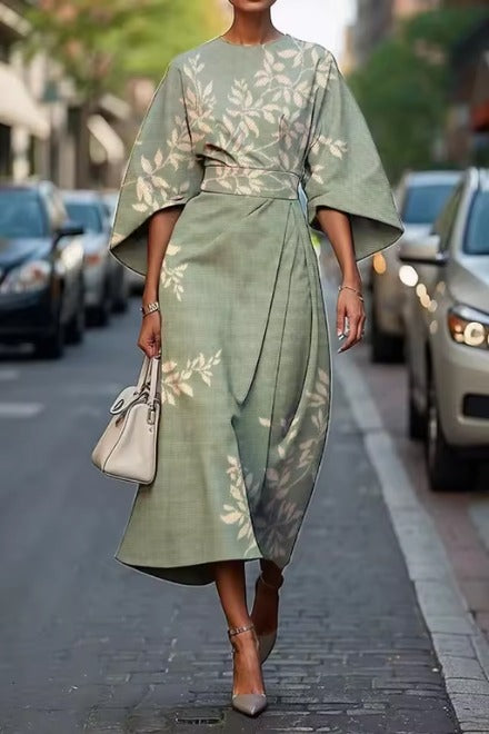 Letnia sukienka midi z dekoracyjnym wzorem kwiatowym i szerokimi rękawami typu kimono