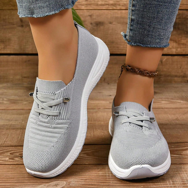 Buty sportowe damskie ortopedyczne z amortyzującą podeszwą i oddychającą siateczką, widok detalu bocznego