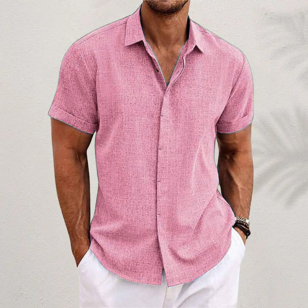 Męska koszula z krótkim rękawem, widok z boku, swobodny fason i lekka tkanina