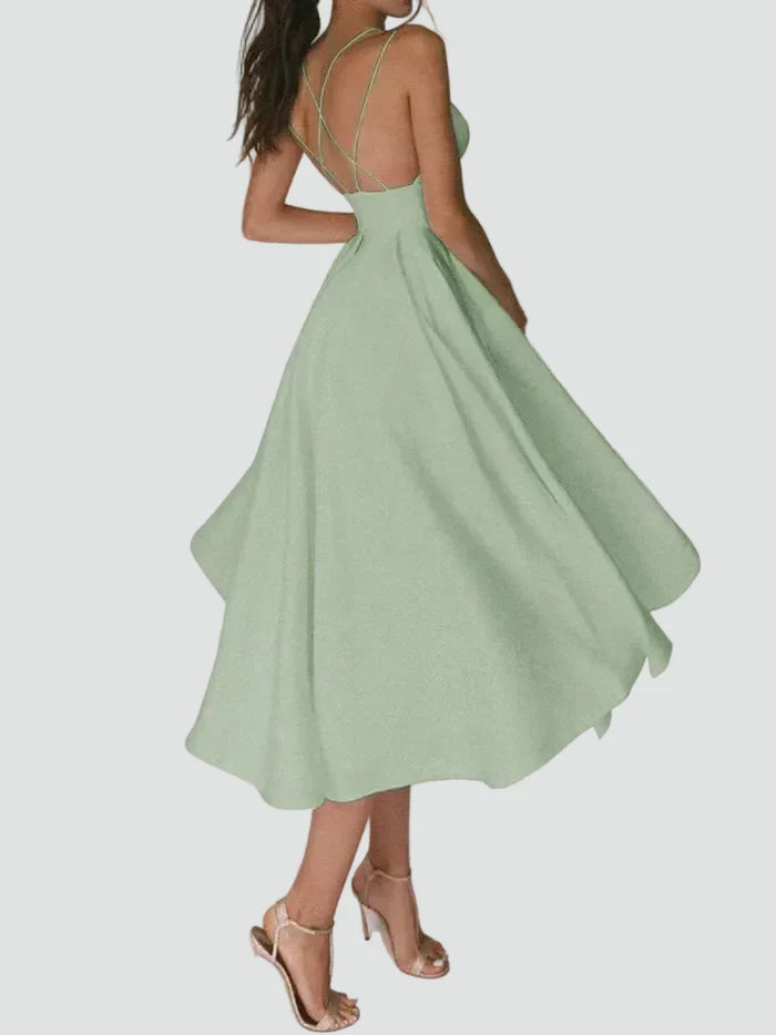 Biała sukienka midi elegancka z dekoltem serce i cienkimi ramiączkami, model w pozie