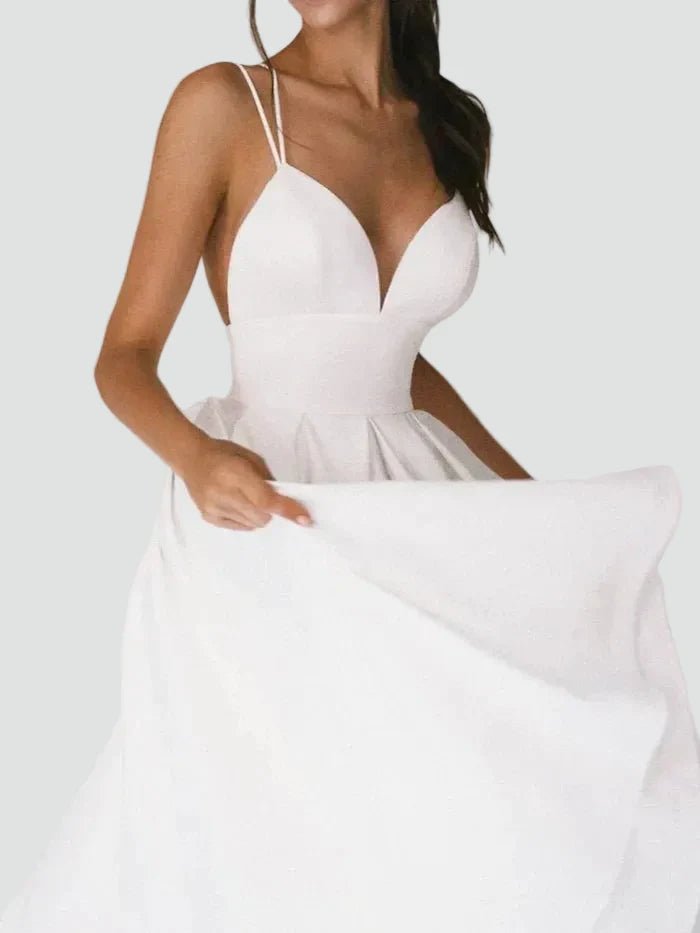 Biała sukienka midi na wesele z romantycznym dekoltem serce i cienkimi ramiączkami, zbliżenie na górę