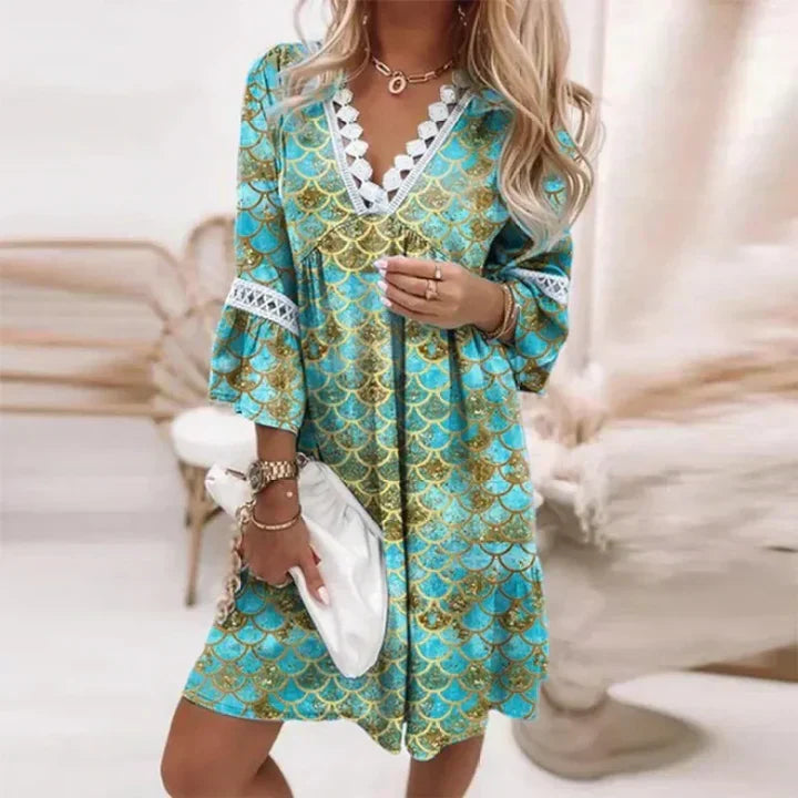 Sukienka mini boho z haftowanym brzegiem przy dekolcie i swobodnym krojem