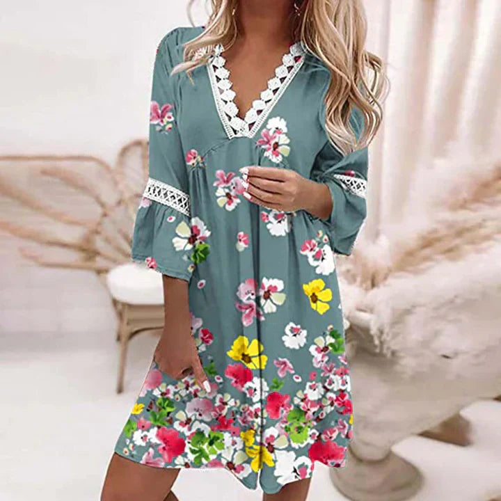 Krótka sukienka boho z przewiewnej tkaniny i haftowanym wykończeniem przy dekolcie