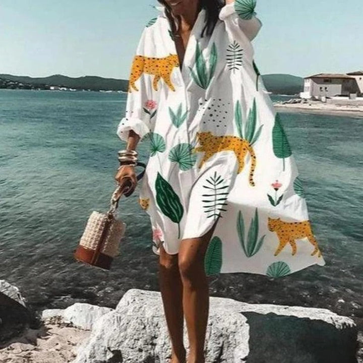 Casualowa biała sukienka plażowa maxi noszona nad brzegiem morza – stylizacja letnia